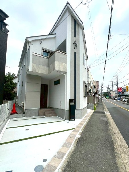 外観:スーパー・コンビニ・ドラッグストア・保育園・幼稚園が徒歩5分以内に揃っている、快適な住環境です。
