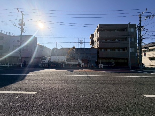 外観:前面道路はゆとりある幅員22m。歩道も整備されているため、徒歩や自転車でも安心して通行できます。