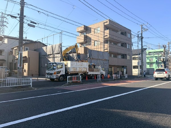 外観:小学校徒歩４分、スーパー、コンビニ徒歩2分。日々の買い物が気軽にでき、お子さまの通学も安心の距離です。