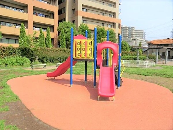 周辺環境:上末吉二丁目第二公園(住宅街の中にある落ち着いた公園。青空の下で駆け回ったり、遊具で遊んだり、思い思いの遊びができます。)