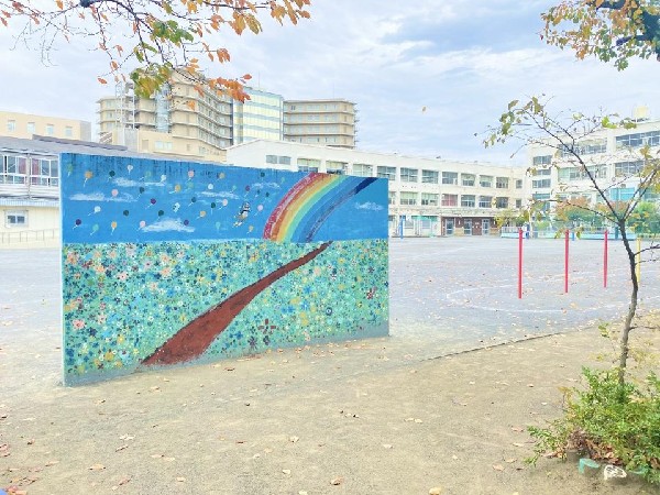 周辺環境:末吉小学校(明治6年に創設された歴史ある小学校です。教育目標は「かかわる・わかる・かがやく　末吉っ子」。)