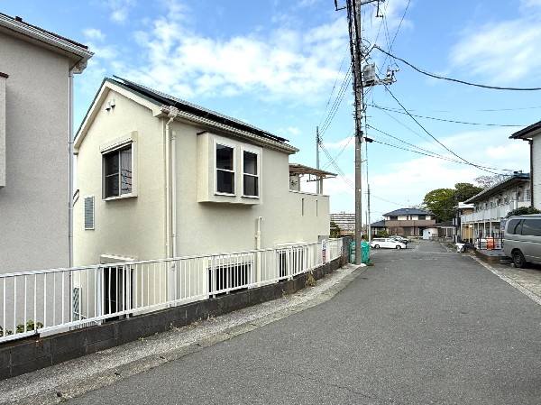 外観:前面道路は北西側5.5ｍ私道。後方の南東側4.5ｍ公道も通る二方道路のため、開放感があります。