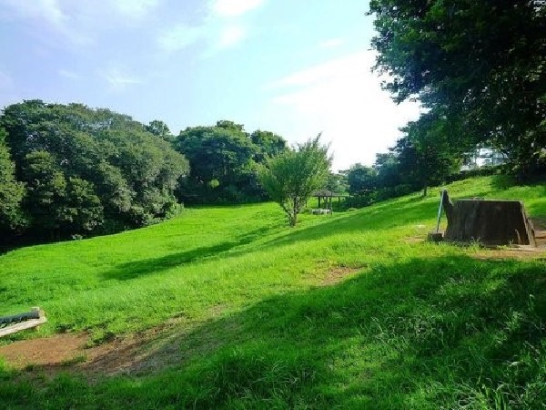周辺環境:東本郷公園(竹林を活かした散策路、起伏ある原っぱや遊具があり、のびのびと遊べる憩いの広場。地域の行事も行われる。)