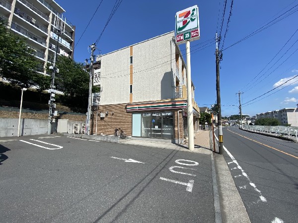 周辺環境:セブンイレブン横浜菅田町北店(近くて便利、期待以上の品質を提供するコンビニ。セブンイレブンの商品を最短30分で届ける7NOW取扱店。)