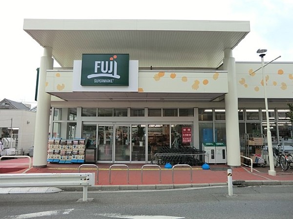 周辺環境:ＦＵＪＩ馬場店(鮮度・旬・グレードにこだわった商品を提供。ベーカリーコーナーでは美味しい焼き立てパンを購入できます。)