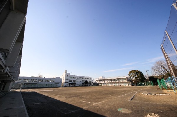 周辺環境:生麦中学校(子安台公園の近くにある中学校。百人一首大会等個性的な行事が楽しい。制服がブレザーで可愛いと人気。)