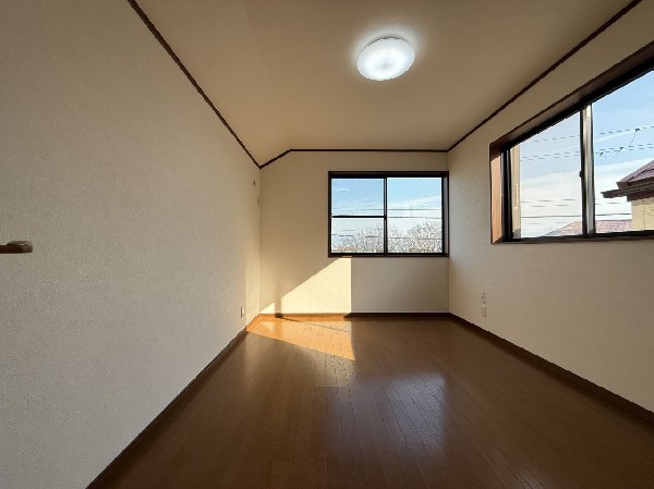 光を取り込みやすい2面採光の居室は日当たり良好です。クローゼットの完備で収納スペースも十分。