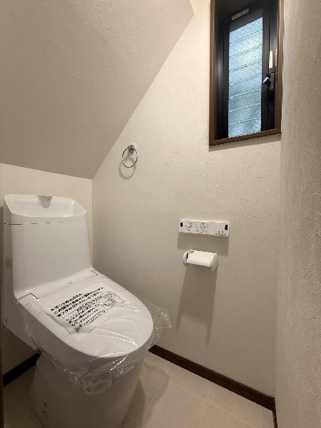 トイレは1階と2階に2カ所あります。朝の忙しい時間も慌てることなく使用できるので助かりますね。