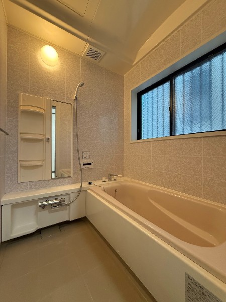 ゆったりとくつろげるユニットバス。足を伸ばせる浴槽なら疲れを癒せそう。窓付きで換気もばっちりです。