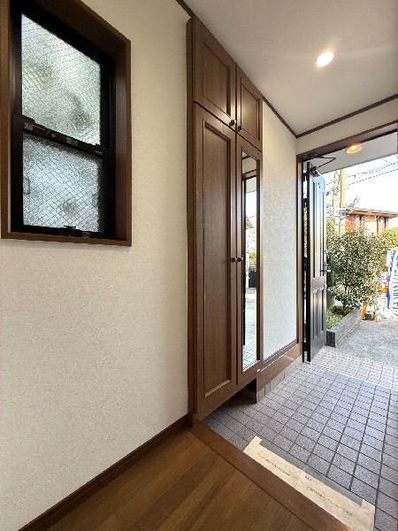 明るく解放感のある玄関は朝から気分も上がりますね。風が通り抜ける気持ちの良い空間です。