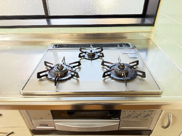 ３口ガスコンロ・魚焼きグリルがついたシステムキッチンで、お料理のレパートリーも増えそうですね。