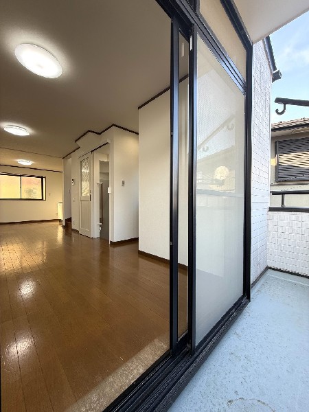 2階リビングは窓が多く日当り良好。人の目を気にせずに寛げます。バルコニーに出られるので家事動線良好。