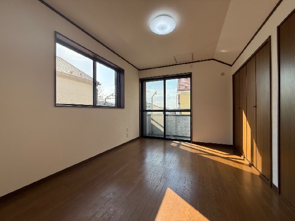 バルコニーにも出られる明るい居室。おひさまの光と爽やかな風をたっぷりと取り込めます。