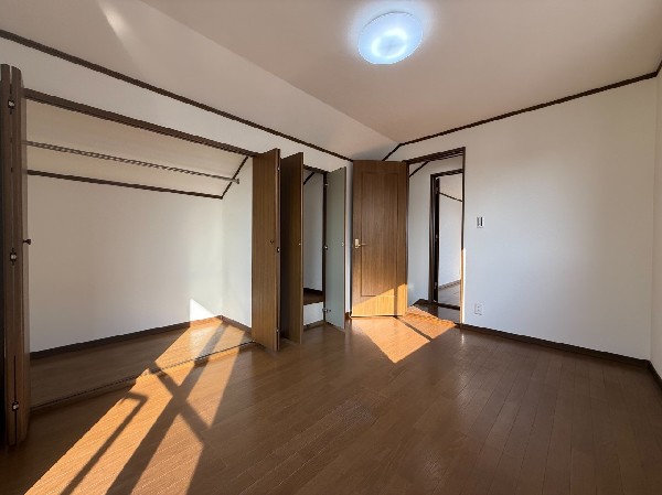 全居室に収納を完備。普段使いのお洋服や小物はもちろん季節物のお洋服などもしっかりと整理整頓出来ます。