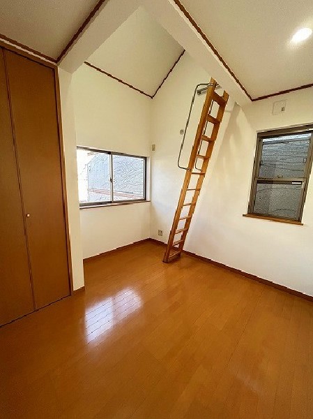 勾配天井を活かしたロフト収納スペースがあります。季節用品や捨てられないご家族の思い出も片付きます。