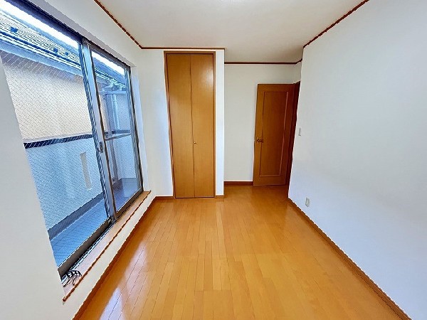 2面採光でお部屋の隅々まで明るい印象の居室。バルコニーにも出られて、爽やかな風をたっぷりと取り込めます。