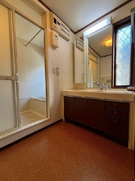 窓付で光が入り明るい洗面室。収納力と機能性に優れた洗面台で、毎朝の身支度が気持ちよく出来そうですね。