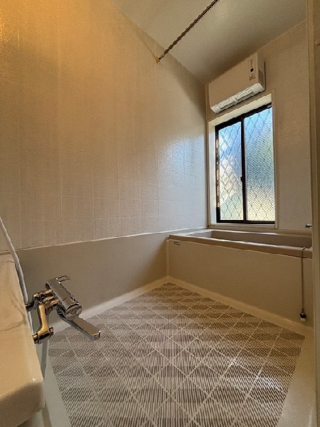 足を伸ばして入れる浴槽は心身ともに疲れを癒してくれます。お子様と一緒に入っても充分な広さです。