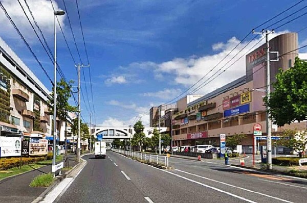 周辺環境:トレッサ横浜(オートモールを中心に専門店が約220店舗入った巨大なショッピングモール。スーパーSANWAがある。)