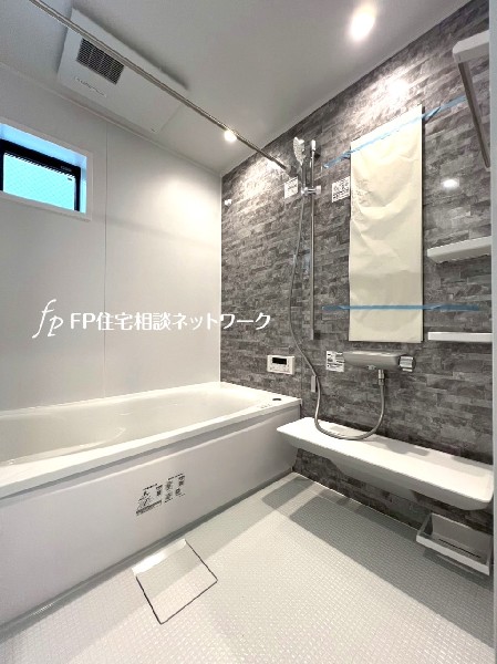 ゆったり入れる１坪タイプの浴室。雨の多い時季のお洗濯に重宝する浴室換気乾燥機付。追炊きオートバス付。