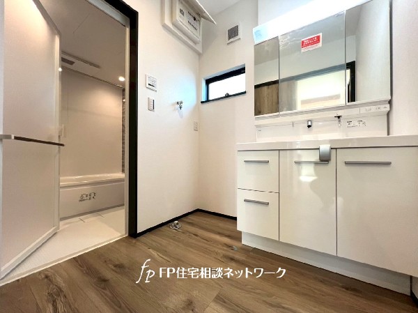 鏡の裏に収納棚を確保した三面鏡を採用。化粧品や歯ブラシなどを機能的に収納し、朝の身支度も快適です。