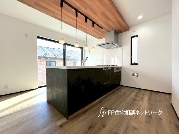 リビングのお子様を見守りながらお料理が出来る対面式カウンターキッチン。ご家族との会話がはずみます。