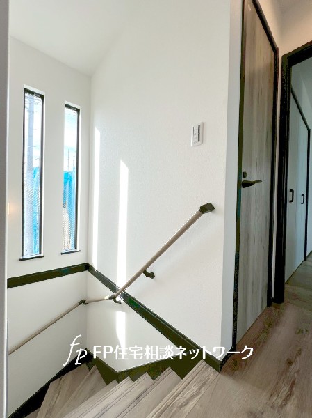 階段部分に窓を設けることで、自然光がやさしく差し込み、心地よい明るさが広がります。