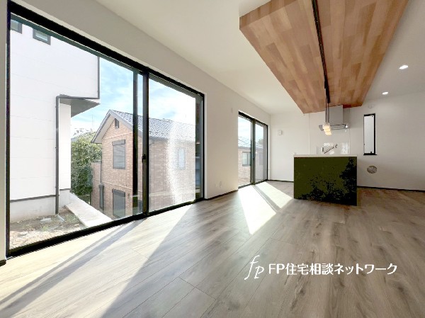 南に大きく面した掃出し窓から光が降りそそぐ開放的なリビング。自然の恵みが、快適で心地の良い空間を演出