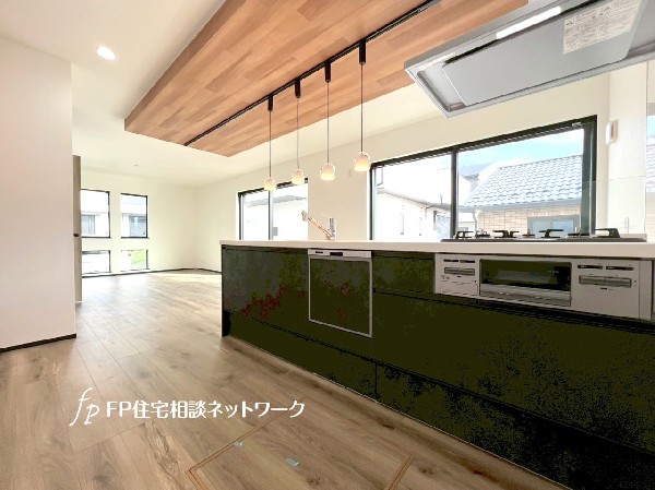 リビングのお子様を見守りながらお料理が出来る対面式カウンターキッチン。ご家族との会話がはずみます。