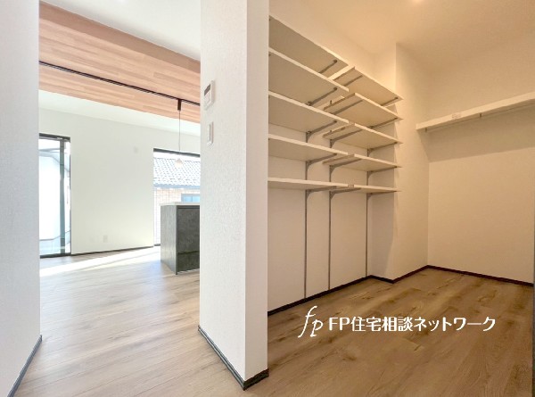 キッチンのすぐ裏には、ファミリークロークを配置。日用品をサッと片づけられ、すっきりとした空間を保てそう。