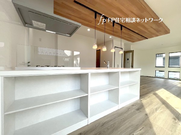 リビング側からも使えるため、子どもの学習用品や日用品など、生活に必要な小物をすっきり収納できます。