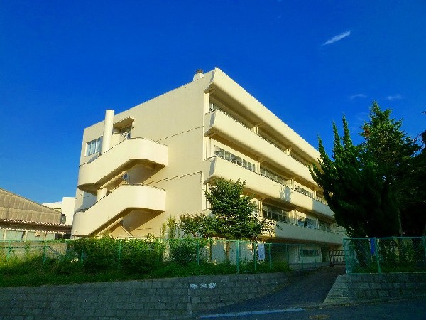 周辺環境:上の宮中学校(各学年5クラスの中学校。校訓は「努力、自立、敬愛」。校庭や体育館の設備が充実し、部活動の数も多い。)