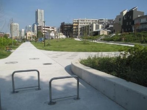 周辺環境:伊勢町もくせい公園(遠くにみなとみらいのランドマークも見えるキレイで開放感のある公園。複合遊具や健康遊具などが充実しています。)