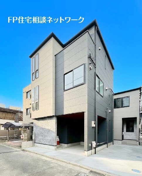 外観:前面道路は車通りの少ない道路。小さなお子様も安心です。お車の出し入れが苦手な方も駐車しやすそうです。