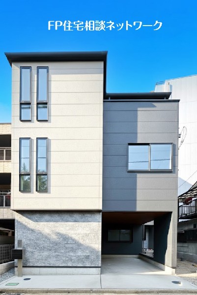 外観:白とグレーを基調にしたモダンな外観。外壁の色と素材を一部変え、立体感があり飽きの来ないデザインになっています。