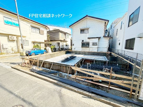 外観:前面道路は車通りの少ない道路。小さなお子様も安心です。お車の出し入れが苦手な方も駐車しやすそうです。