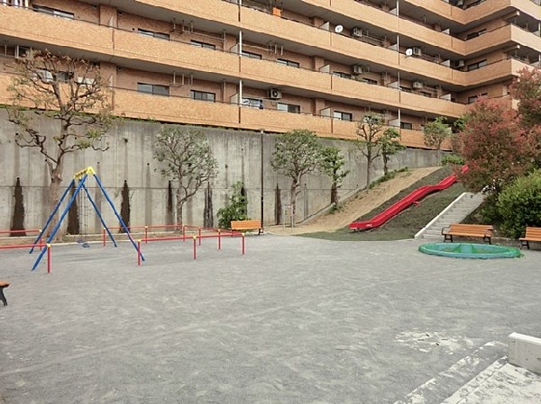 周辺環境:北寺尾第四公園(斜面を利用した大きな滑り台のある公園。砂場、ブランコもあります。住宅街の中にあり落ち着いた雰囲気です。)