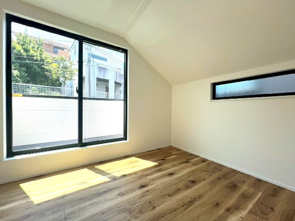 2面採光でお部屋の隅々まで明るい居室。バルコニーにも出られて、爽やかな風をたっぷりと取り込めます。