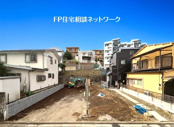 外観:徒歩7分以内にスーパー、コンビニ、保育園、幼稚園が揃います。小学校は徒歩4分で子育てしやすい住環境。