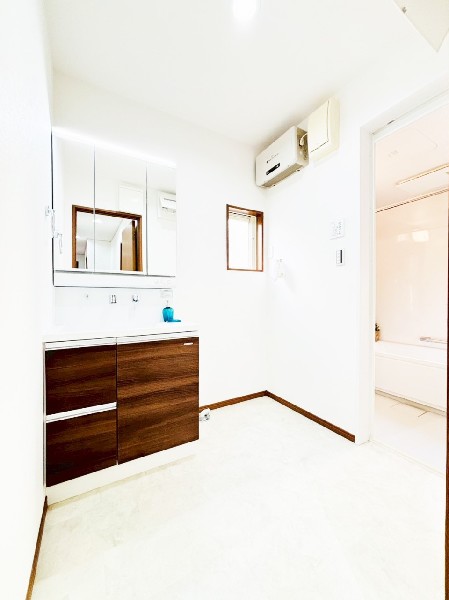 鏡の裏に収納棚を確保した三面鏡を採用。化粧品や歯ブラシなどを機能的に収納し、朝の身支度も快適です。