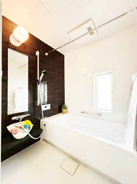 ゆったり入れる1坪タイプの浴室。花粉が気になる季節や雨天時のお洗濯に便利な浴室換気乾燥暖房機付です。