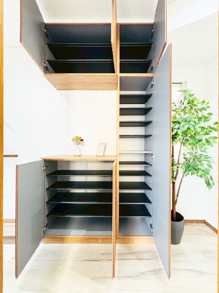 コの字型の玄関収納はカウンターがあるので、写真や絵を飾ったり自分好みのインテリアを楽しめそうですね。