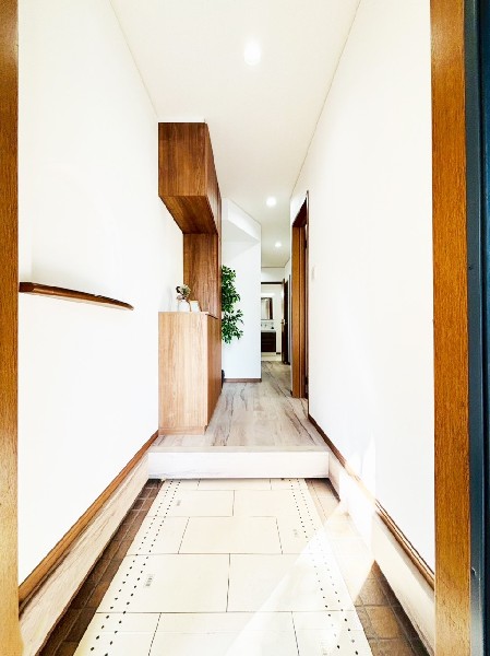 窓から自然光が差し込み、訪れる人を心地よく迎え入れる玄関。いつでもキレイな玄関を保ちたいですね。