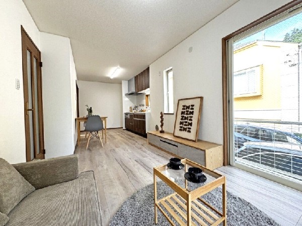 2025年6月：内外装リフォーム済み！南に大きく面した掃出し窓から光が降りそそぐ家族団欒のリビング。