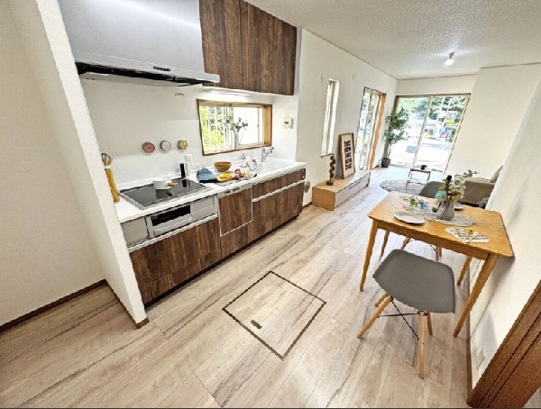 食器洗浄乾燥機付きの新しいシステムキッチンは家事も捗りますね。※家具や小物は販売価格に含まれません。