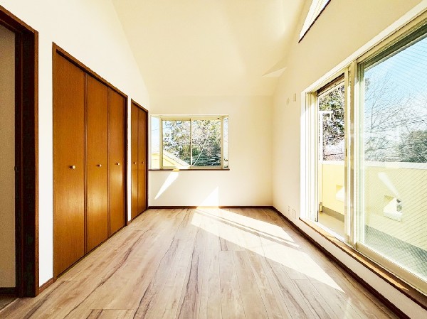 クローゼットも完備した明るく広々とした勾配天井のお部屋。南向きのバルコニーにも繋がり、開放的です。