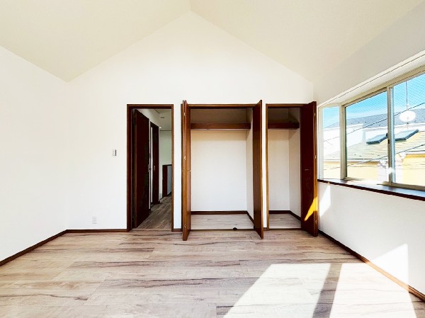 収納力が豊富な大型クローゼット。普段着やスーツはもちろんのこと、コート類などもしっかり掛けられます。