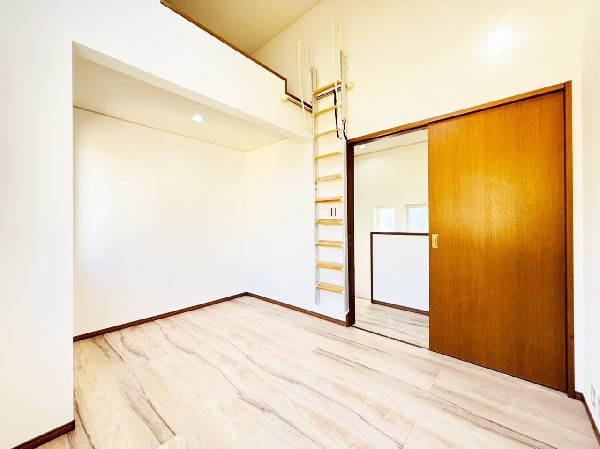 5.5帖洋室はロフト付き。天井が高く開放感があり、ロフト部分は収納や趣味スペースとして活用できます。