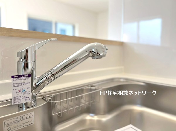 スタイリッシュな、浄水器一体型水栓です。水栓にシャワーホースと浄水器を内蔵し、カルキ臭など軽減