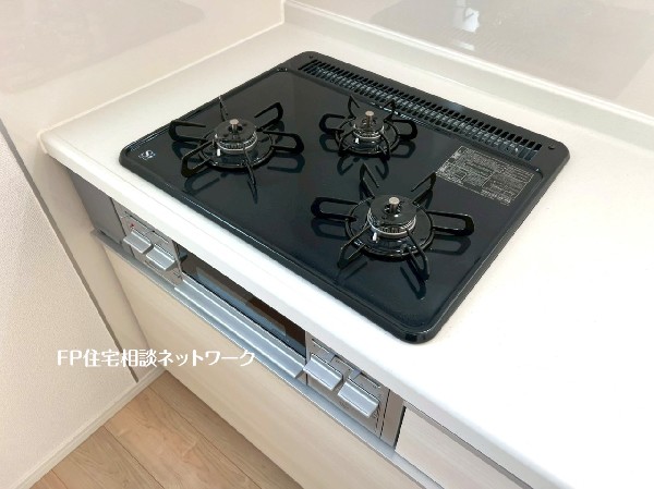 ３口ガスコンロ・魚焼きグリルがついたシステムキッチンで、お料理のレパートリーも増えそうですね。